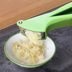 Garlic Press Dicer Wheel, Plastic Garlic Masher, Simple Household Manual Kitchen Tool with Garlic Press Box (rotundity)